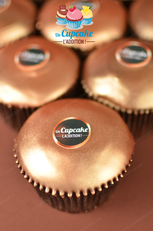 Cupcakes al estilo Ferrero RondNoir®: bizcocho de chocolate negro, corazón de crema de chocolate negro y chips de chocolate negro, cobertura de chocolate negro.