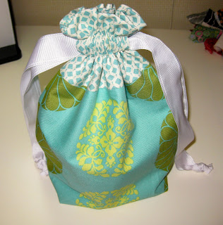 http://www.incolororder.com/2011/10/lined-drawstring-bag-tutorial.html