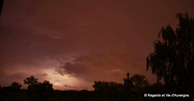 ciel d'orage, éclairs.