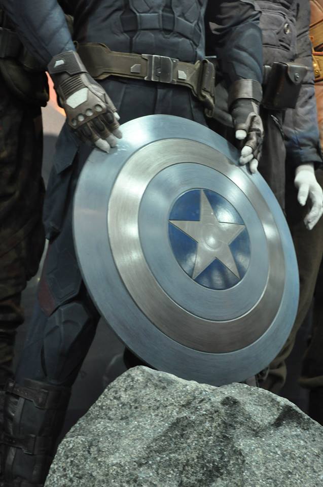 New shield. Щит Кэпа первый мститель. Мстители щит капитана Америки. Первый щит капитана Америки.