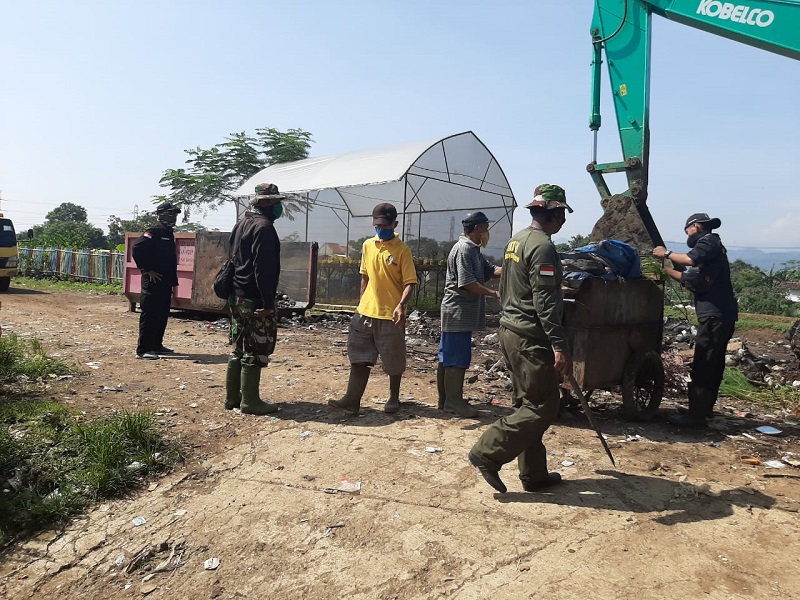 Ditengah Pandemi COVID-19 Sektor 7 Tetap Laksanakan Kegiatan Dan Angkat Sampah 8 Truck