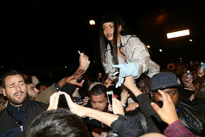 Riri connecting with the fans at trocadero gardens paris