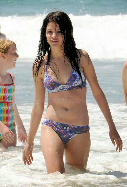 Selena Gomez Hot and Sexy Look