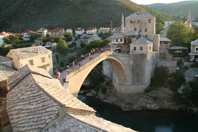 yaz mevsiminde mostar köprüsü