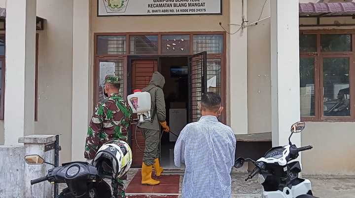 Jaga Kekompakan Brimob dan TNI Laksanakan Penyemprotan Disinfektan di Blang Mangat