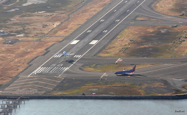 Aéroport d'Oakland, land and hold short.