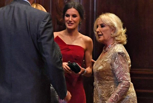 Queen Letşzşa wore a new red dress by Spanish designer Roberto Torretta. First Lady Juliana Awada is wearing grey squin dress