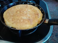 Haciendo tortilla de bacalao Haciendo tortilla de bacalao.