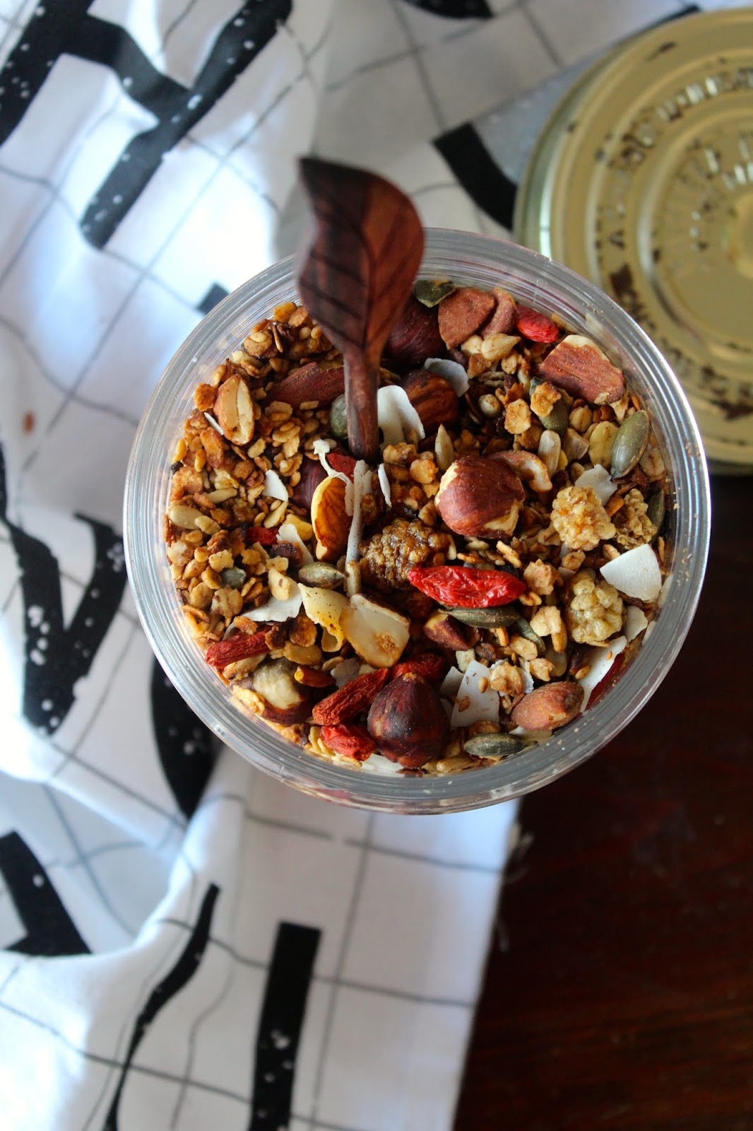 Granola de Frigideira com Amoras Brancas, Bagas Goji e Lascas de Coco