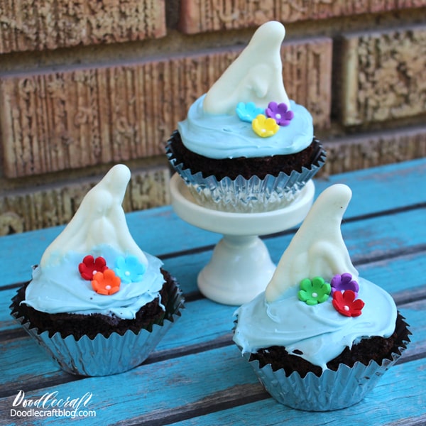 Cupcakes with shark fins diy