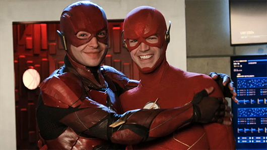 Ezra Miller y Grant Gustin como Flash