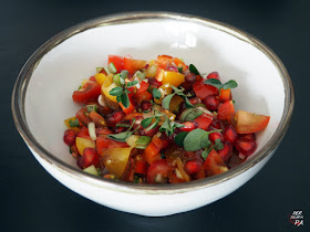 Fresca y sabrosa ensalada de tomates cherrys y granada, con una vinagreta aderezada con ajo y melaza de granada (Yotam Ottolenghi)