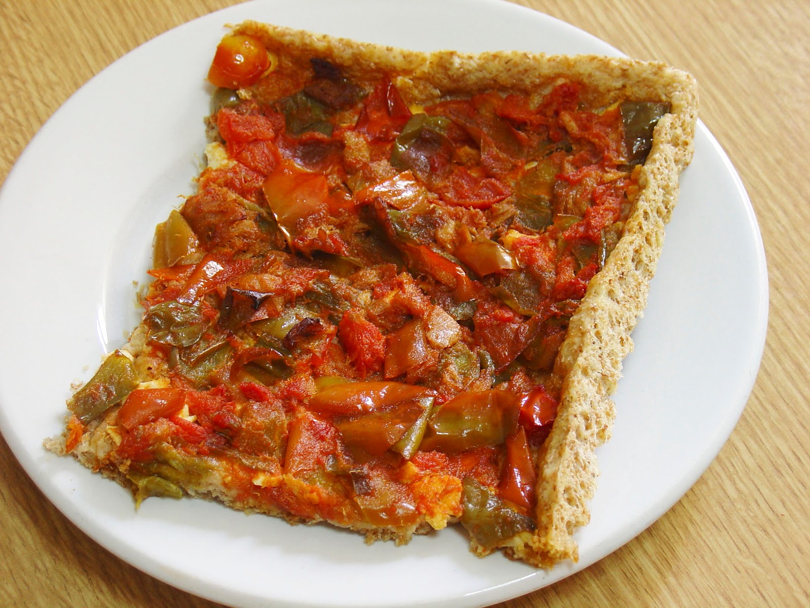 COCINA SANA MEDITERRANEA: COCA DE PIMIENTO Y TOMATE MASA INTEGRAL