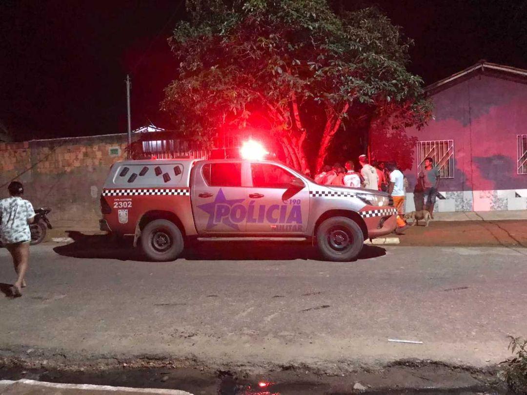 Adolescente é encontrado baleado no quintal de uma residência na Palmares I. Adolescente é encontrado baleado no quintal de uma residência na Palmares I.