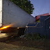 Caminhão bate em muro e invade terreno de casa em Londrina; uma pessoa ficou ferida