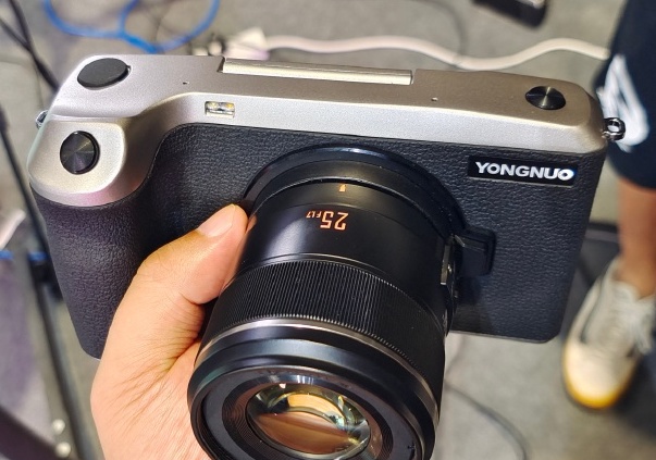 Yongnuo YN455 с объективом YN 25mm f/1.7