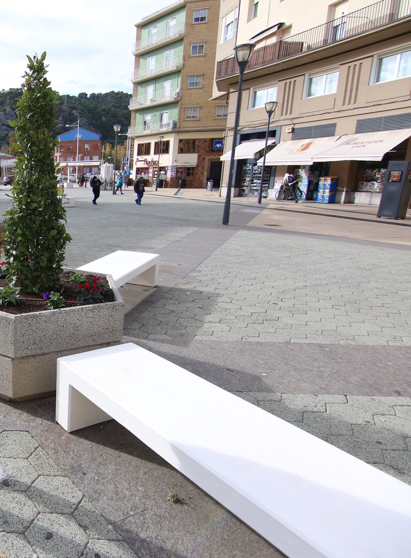 DIEZ BANCOS DE HORMIGÓN SUSTITUYEN A LOS DE MADERA EN LA PLAZA DE LA