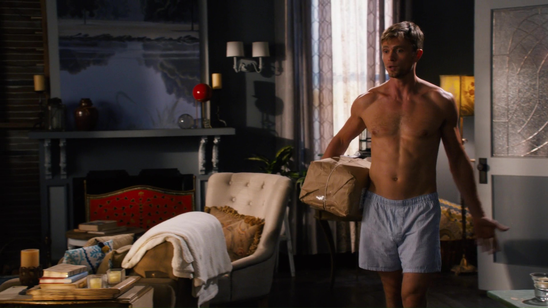 Wilson Bethel shirtless in Hart Of Dixie 4-07 "The Butterstick Tab&quo...