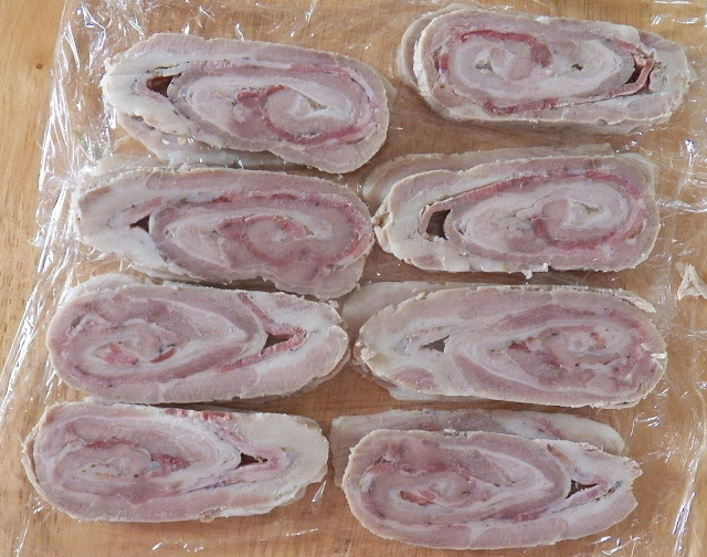 Rullepølse, sliced and ready for the freezer