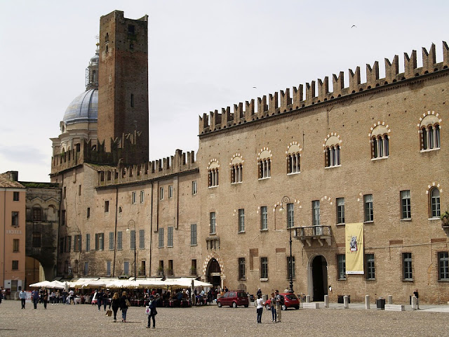 piazza-Mantova-città medievale-architettura-storia