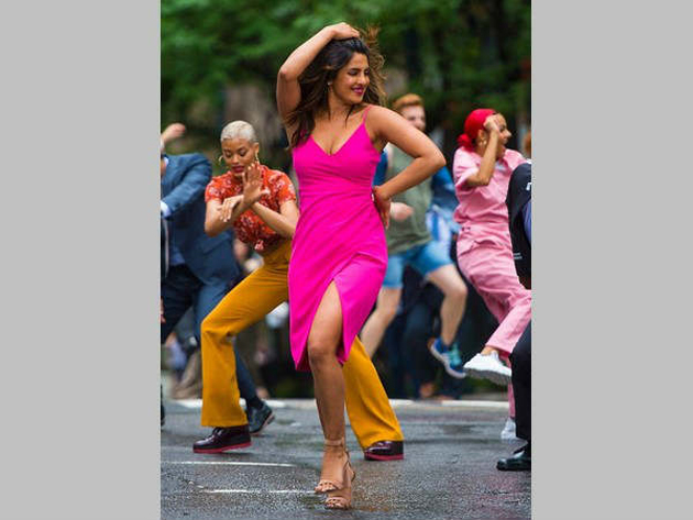 Priyanka Chopra And Nick Jonas Dance At new York Streets Photos 7