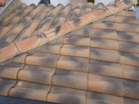 Detalle de cubierta con teja mixta