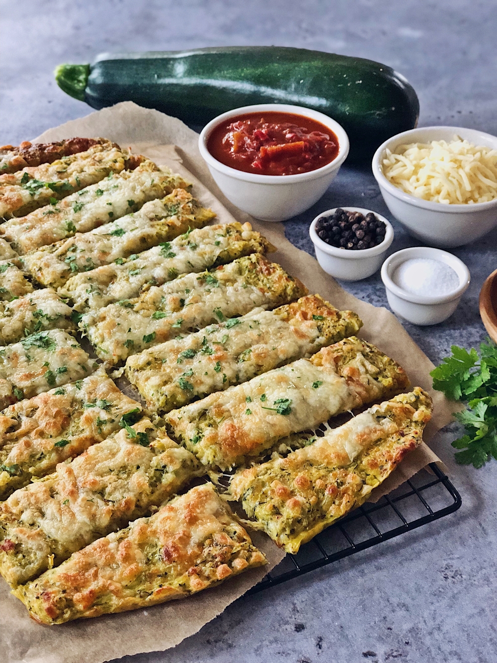 Cheesy Zucchini Breadsticks mit Marinara Dip | Fashion Kitchen
