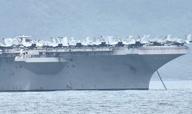 Cận cảnh siêu tàu sân bay USS Theodore Roosevelt dài 332m thả neo ở vịnh Đà Nẵng