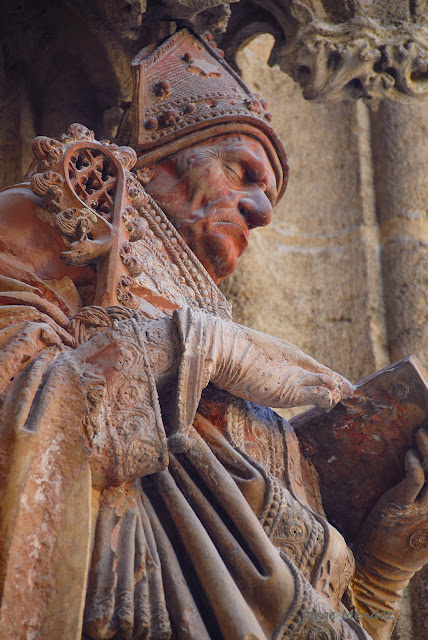 Estatua de San Isidoro, Isidorus Hispalensis, en la puerta del Bautismo Catedral de Sevilla obra de Lorenzo Mercadante de bretaña.