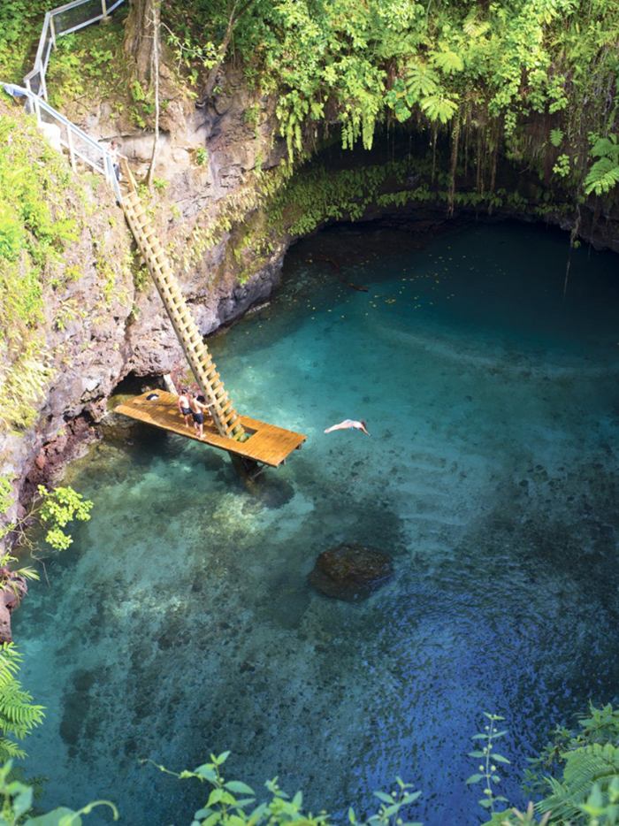 Independent State of Samoa - an island nation located in the South Pacific Ocean. For tourists who love to spend time after study has interesting corners of our planet, here is a great place. Get even, for example, is a picturesque little lake called the To Sua Ocean Trench, located near the National Park in the village of lotus-eaters.