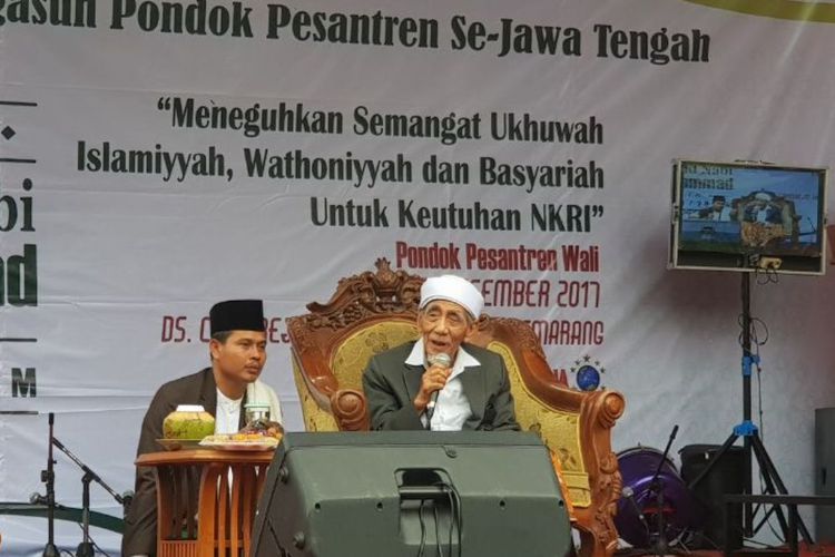 Dawuh KH. Maimoen Zubair Pada Para Kyai Muda Agar Kuasai Dakwah Kekinian Dengan Teknologi Informasi Dawuh KH. Maimoen Zubair Pada Para Kyai Muda Agar Kuasai Dakwah Kekinian Dengan Teknologi Informasi