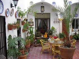 Cuidado: Estación en Curva: Los patios mediterráneos enseñan