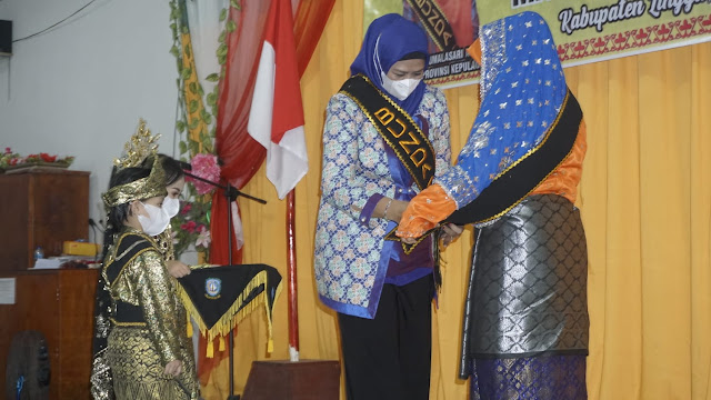 Maratussholiha Nizar Resmi Dikukuhkan Jadi Bunda PAUD Kabupaten Lingga Maratussholiha Nizar Resmi Dikukuhkan Jadi Bunda PAUD Kabupaten Lingga