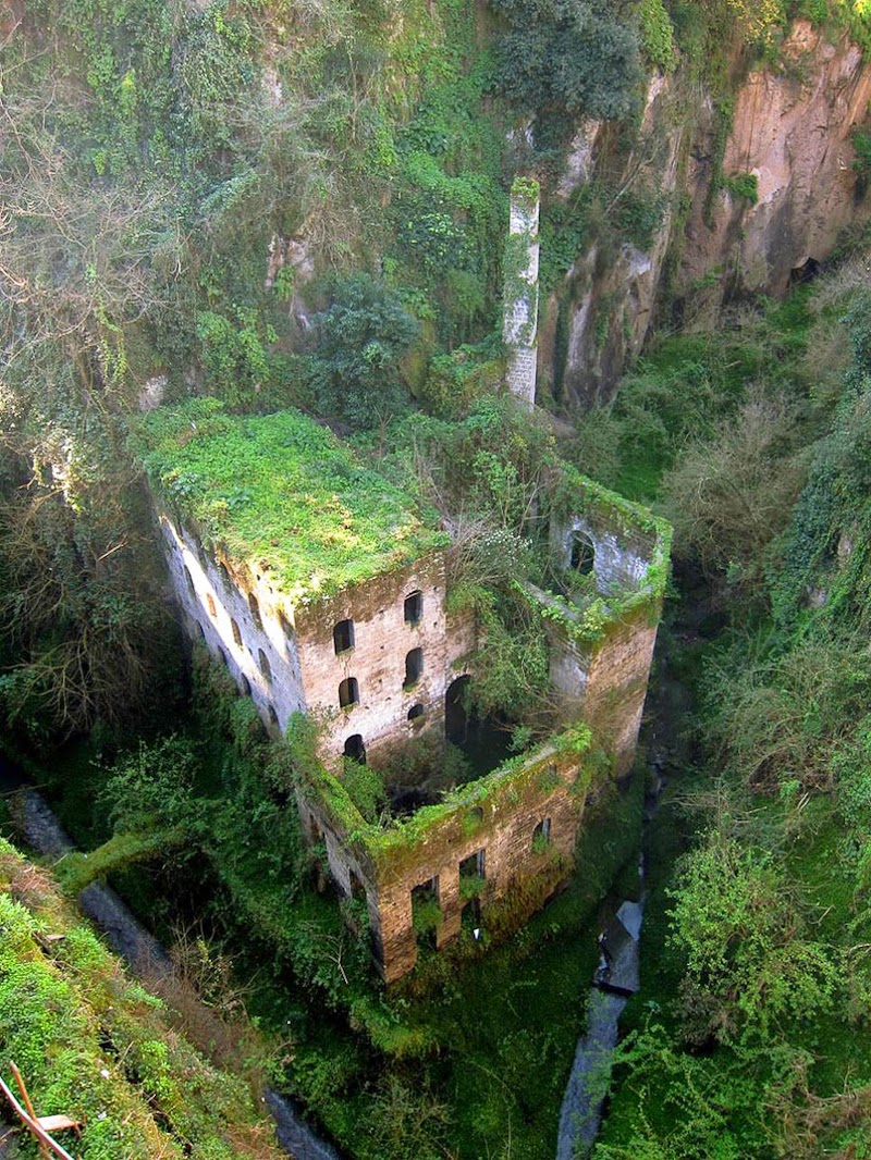 10. Abandoned Mill, Italy - 31 Haunting Images Of Abandoned Places That Will Give You Goose Bumps