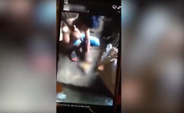 Clip: Thanh niên ở Đồng Nai quay cảnh tự tay chặt đầu chó con đến chết rồi đăng Facebook