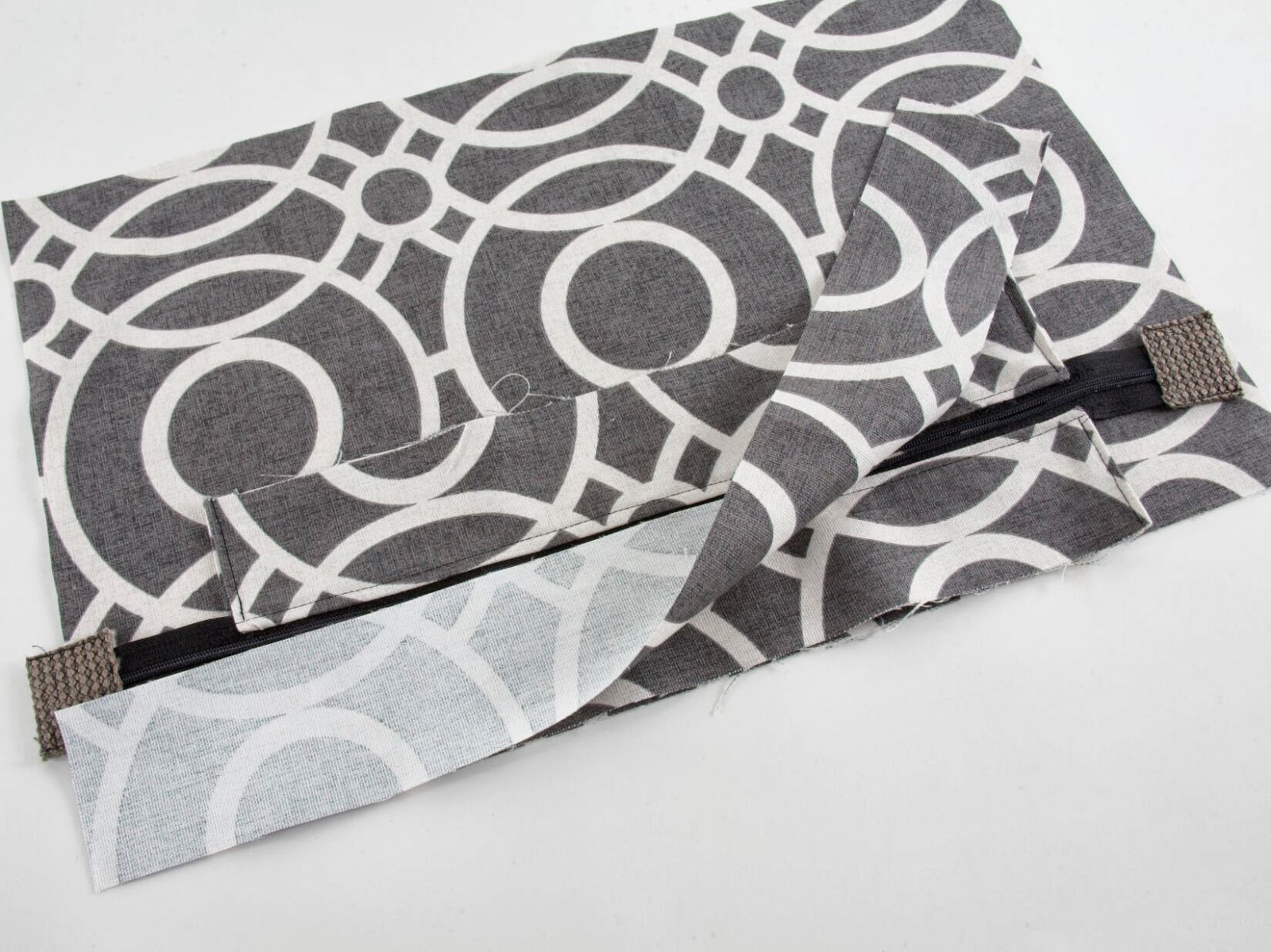 Sew What? by Debbie Shore Step by steps for my zippered tote bag