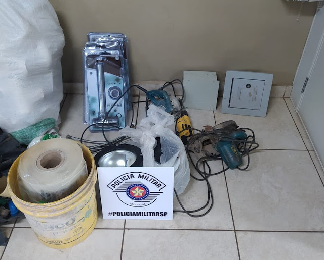 Homem tenta furtar TV e objetos decorativos de motel, mas camareiras percebem e ele acaba Preso pela Polícia Militar Homem tenta furtar TV e objetos decorativos de motel, mas camareiras percebem e ele acaba Preso pela Polícia Militar
