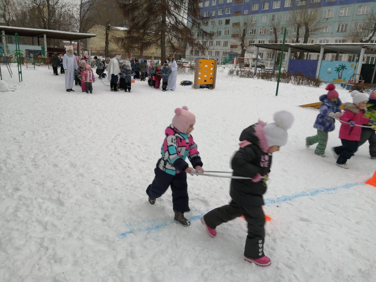 зимнее развлечение для детей средней группы. зимние забавы в доу. зимняя прогулка в детском саду. зимние забавы спортивный праздник на улице в детском. дети на прогулке в детском саду зимой.