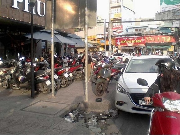 Vỉa hè bị tái chiếm, đẩy người đi bộ xuống đường - Nguồn thu nộp tô cho đô thị?