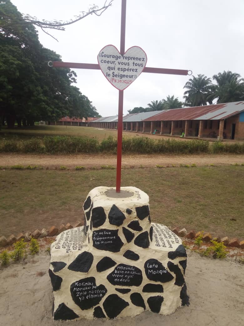 L’évêque de DunguDoruma a planté une croix en souvenir de la pandémie