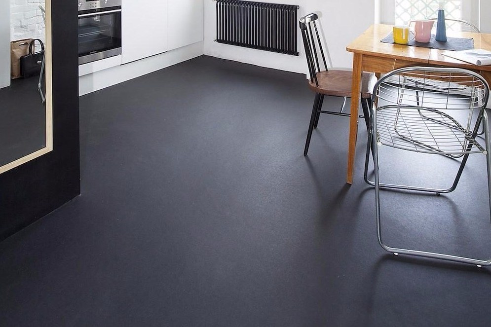 Lantai Vinyl Warna Hitam Solusi Interior Ala Gaya Industrial