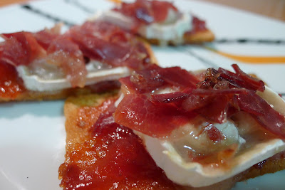  MONTADITOS DE JAMON,CONFITURA DE TOMATE RAF Y QUESO DE CABRA Y LA BELLOTA IBERICA 