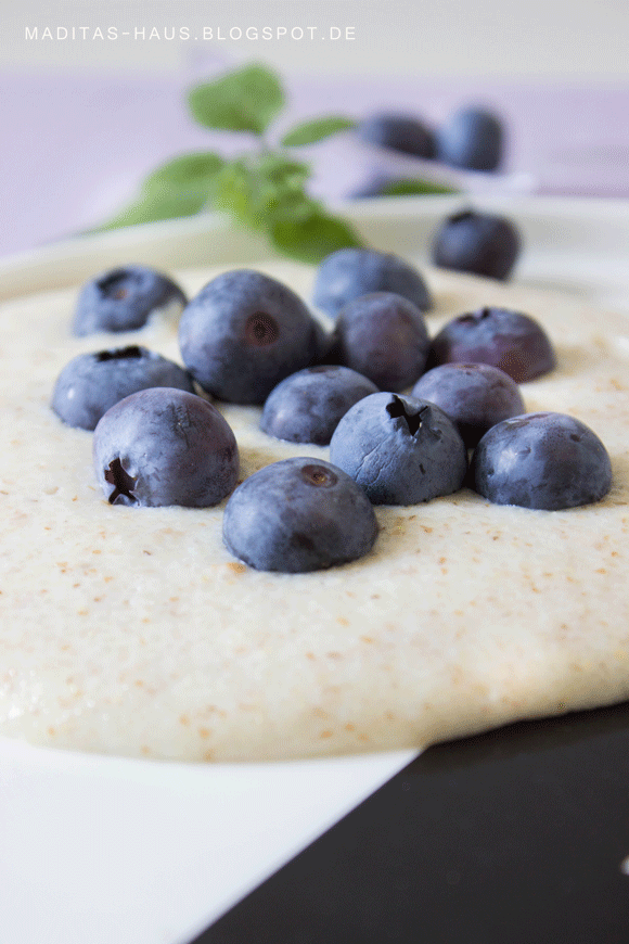 Dinkelgrießbrei mit Heidelbeeren & Heidelbeeren Milchshake | Maditas ... Dinkelgrießbrei mit Heidelbeeren & Heidelbeeren Milchshake | Maditas ...