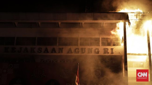 Gedung Kejaksaan Agung Terbakar, Warganet: Skenario Apalagi Ini? Secara Banyak Kasus Warbyasah Gedung Kejaksaan Agung Terbakar, Warganet: Skenario Apalagi Ini? Secara Banyak Kasus Warbyasah