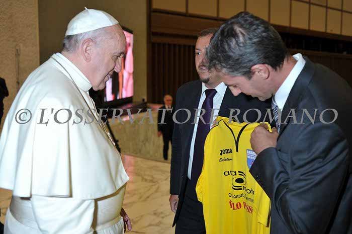 Benedizione di Papa Francesco della maglia di gioco ARGOS Soccer TEAM Forze di Polizia