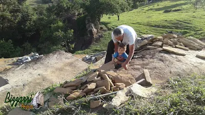 Bizzarri com o neto fazendo o que mais gosta, garimpando pedras para construção com pedras, sendo pedras de tipos diferentes e pedras de cores diferentes. A da foto é um tipo de pedra moledo chapada na cor bege. Pedra para parede de pedra, revestimento de pedra, e pedra para pisos de pedra e muros de pedra.