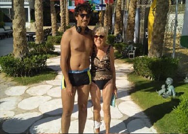 شاب مصري ثلاثيني يتزوج بريطانية تبلغ 80 عامًا شاب مصري ثلاثيني يتزوج بريطانية تبلغ 80 عامًا