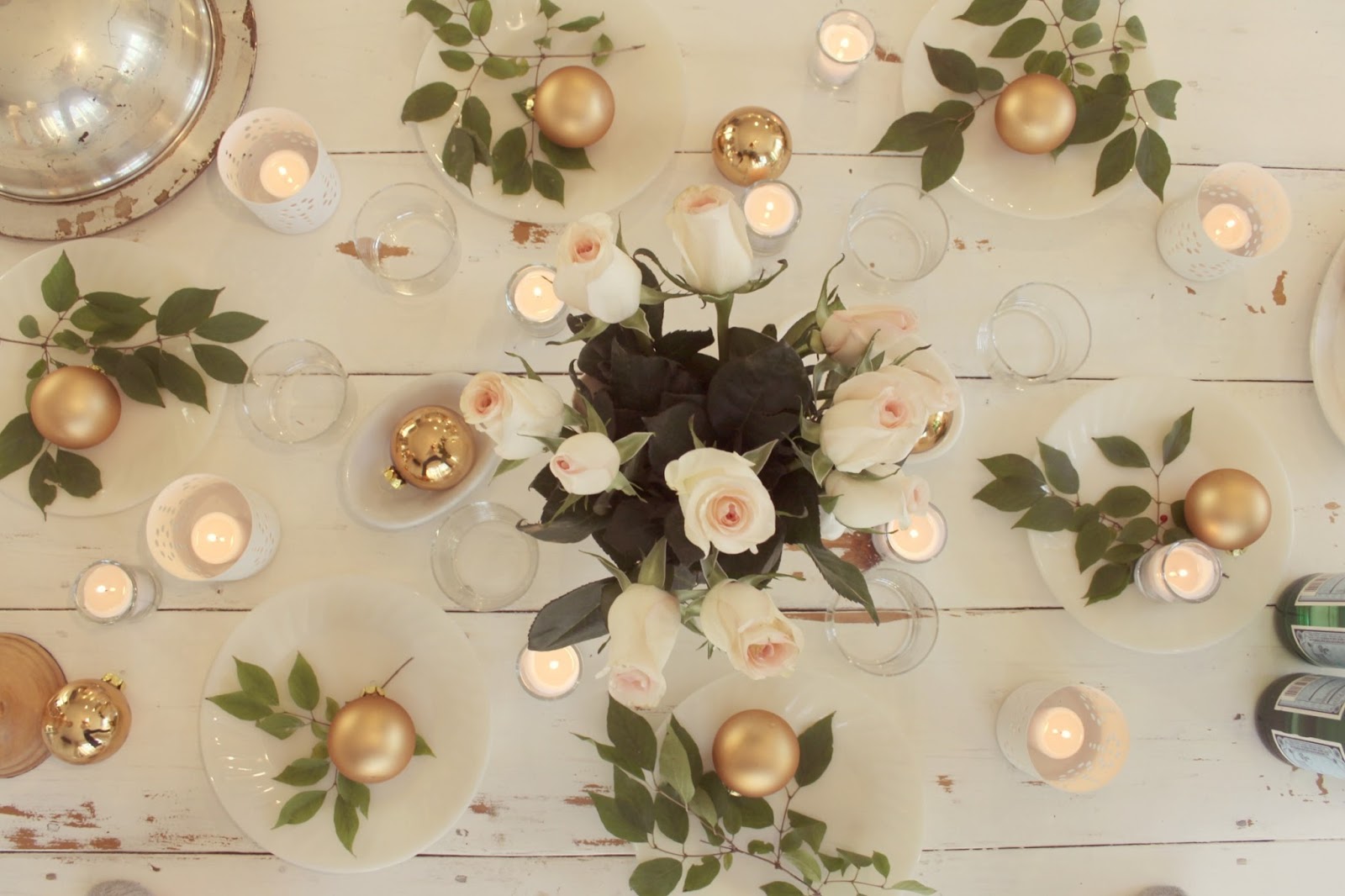 hellolovely-hello-lovely-studio-romantic-farmhouse-table-holiday-roses-white-gold