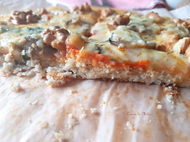 Pizza con masa de coliflor y almendras y con queso azul y nueces #lunessincarne