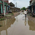  महाराजगंज : नालिन के अभाव में सड़क पर भर रहल ब पानी